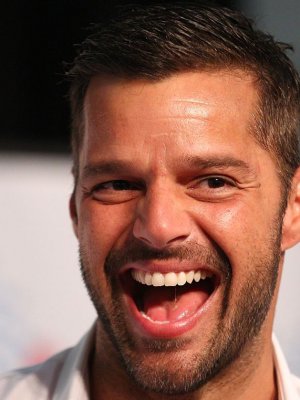 Ricky Martin luce su nuevo look en traje de baño