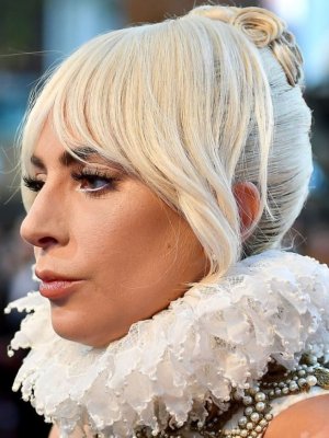Lady Gaga reparte comida a los afectados por los incendios Lady Gaga reparte comida a los afectados por los incendios