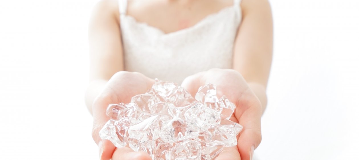 Antes de maquillarte, pásate un hielo por el rostro