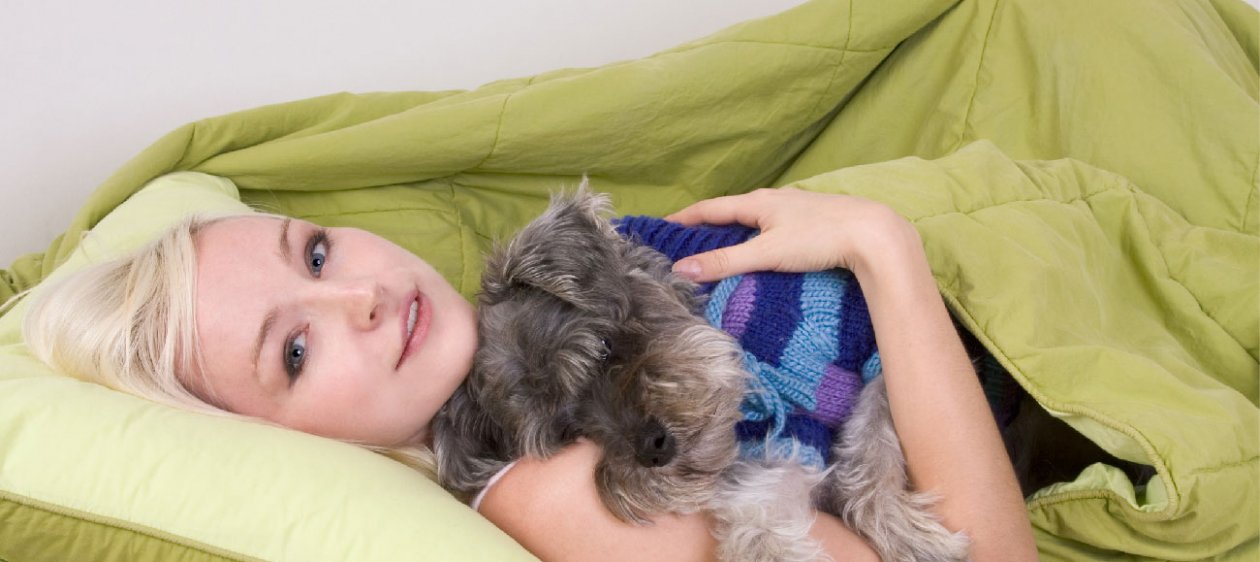Personas que duermen con sus perros tienen mejor salud ¡la ciencia lo dice!