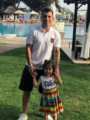 ¿Por qué Gary Medel jugó un clásico con las uñas pintadas?