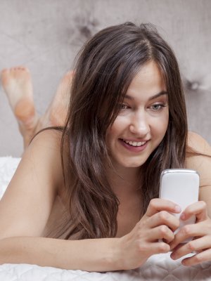 ¡Comprobado! Las mujeres ven más porno en sus celulares que los hombres