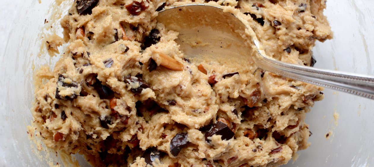 ¿Por qué no debes comer masa de galletas cruda?