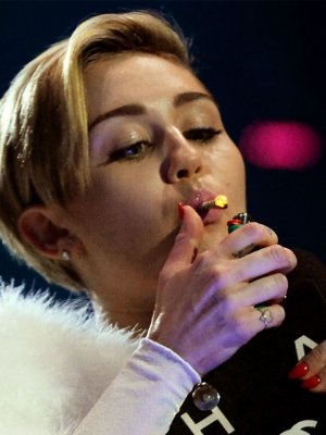 Miley Cyrus ha vuelto a fumar marihuana ¡Esta persona es la culpable!