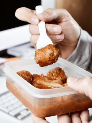 Por qué comer del 'tupper' engorda menos