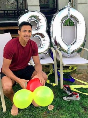 Alexis Sánchez recibió sus 30 años con tortazo y poesía