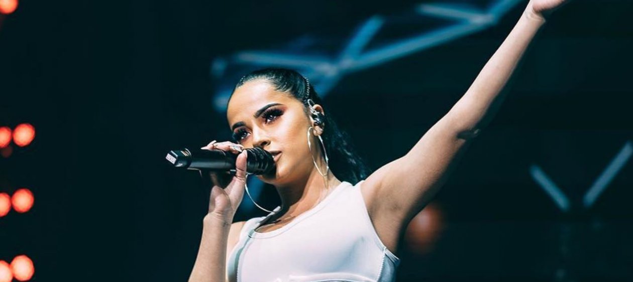 ¡Son idénticas! Becky G presentó a su hermana en redes sociales