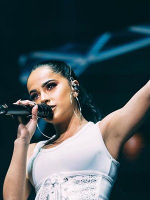 ¡Son idénticas! Becky G presentó a su hermana en redes sociales