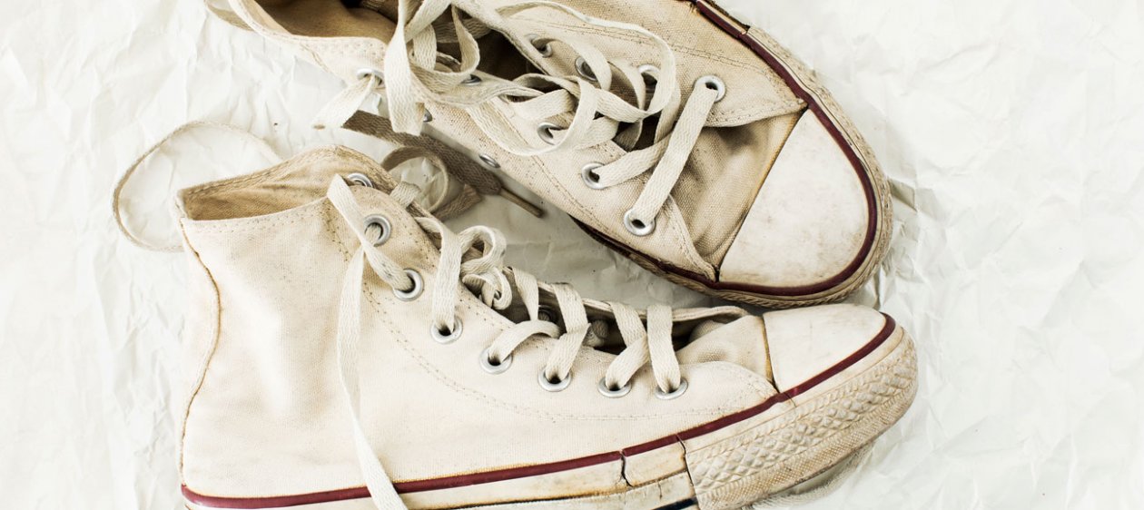 ¡No falla! El truco para limpiar tus zapatillas blancas y queden relucientes