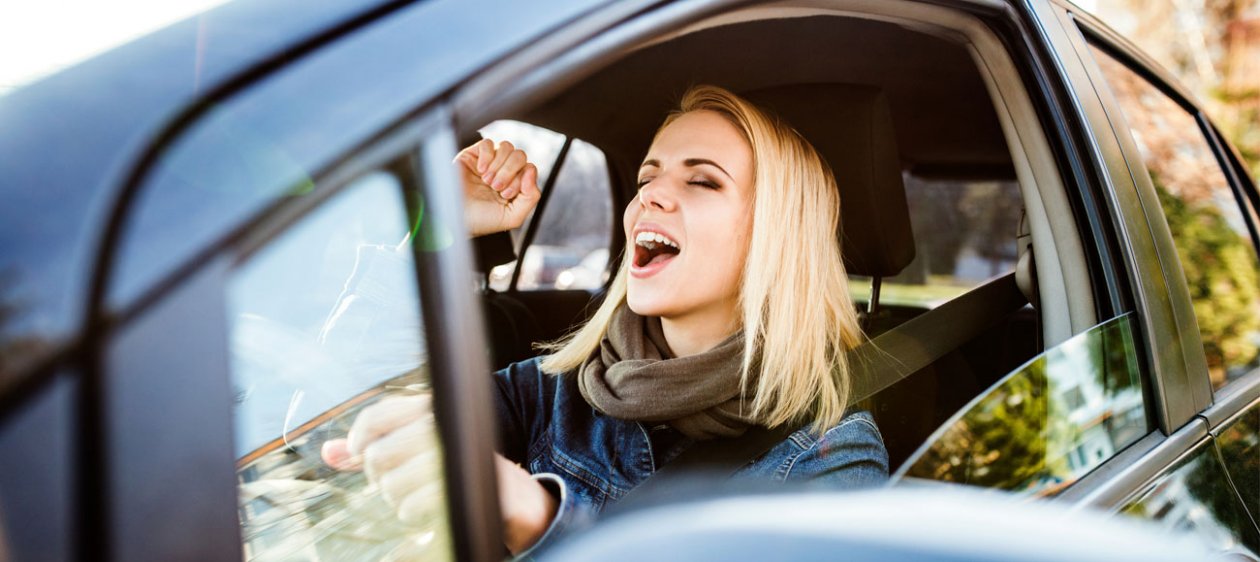 Los beneficios de cantar a todo pulmón en el auto
