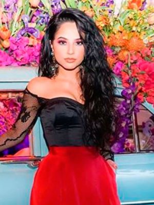 Becky G sorprende con elegante sesión fotográfica para revista internacional