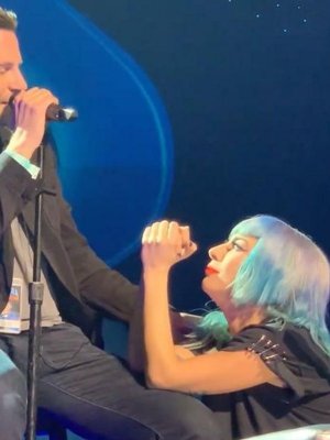 Lady Gaga y Bradley Cooper sorprendieron cantando juntos en Las Vegas Lady Gaga y Bradley Cooper sorprendieron cantando juntos en Las Vegas