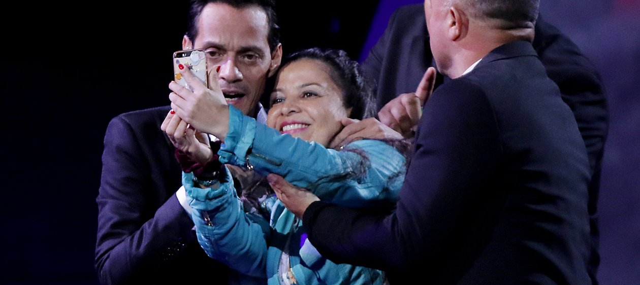 ¡Así salió la selfie de la fanática de Marc Anthony que subió al escenario!