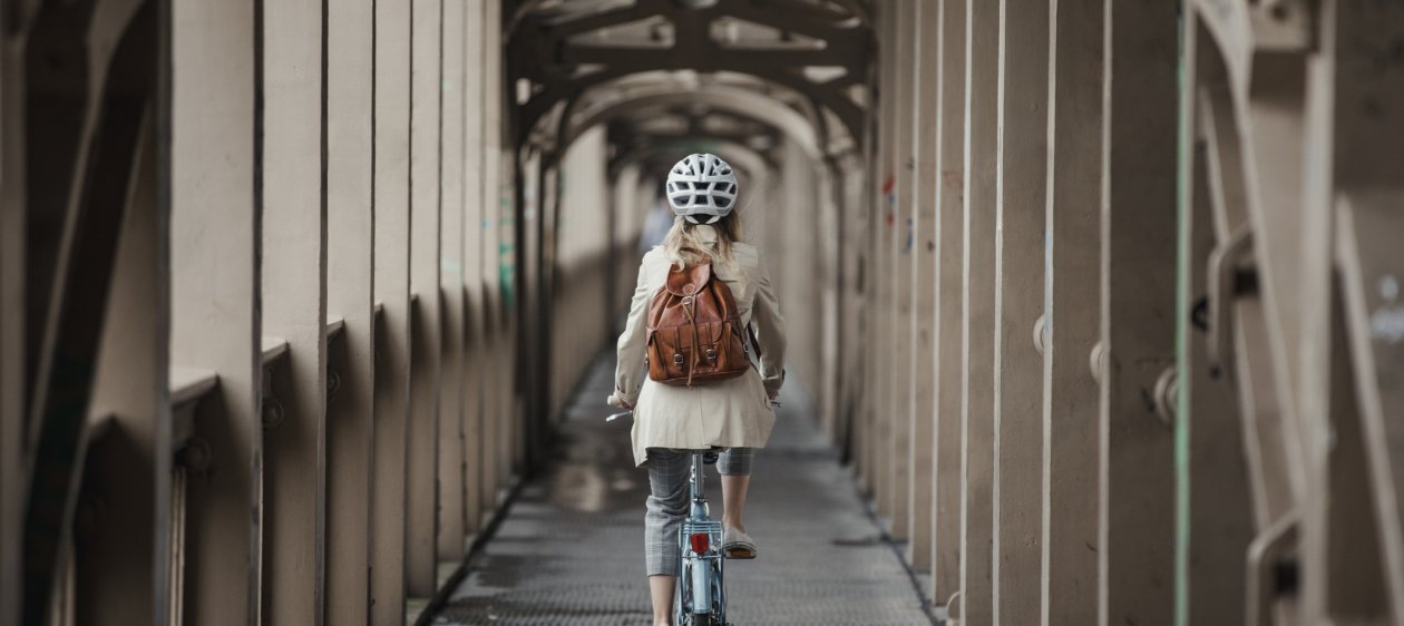 Ciclistas en Chile: el 84% usa casco y un 32% utiliza audífonos mientras conduce