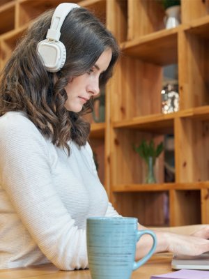 ¿Escuchar música es mejor o peor para el proceso creativo?