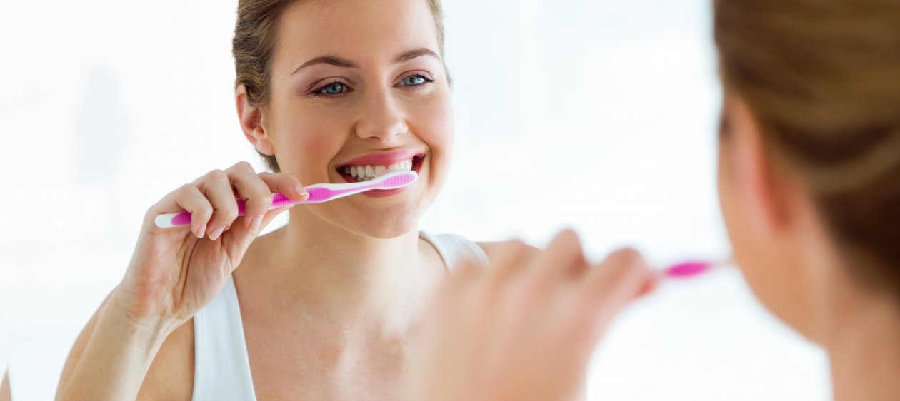 ¿Mojar o no el cepillo? 6 claves para aprovechar el cepillado de dientes
