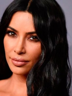 ¡Sin complejos! Kim Kardashian muestra los efectos de la psoriasis