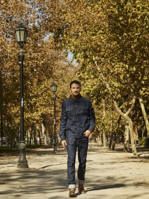 Tomás González luce su faceta de modelo en una nueva campaña de moda