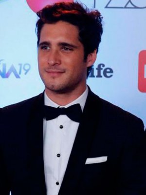 Diego Boneta sorprende cantando karaoke en un bar de Santiago