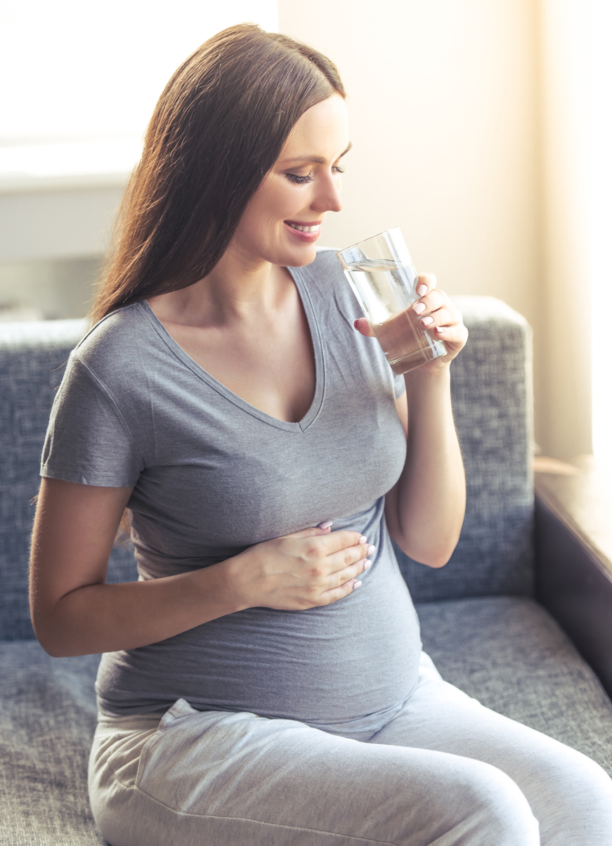 mujer embarazada tomando agua