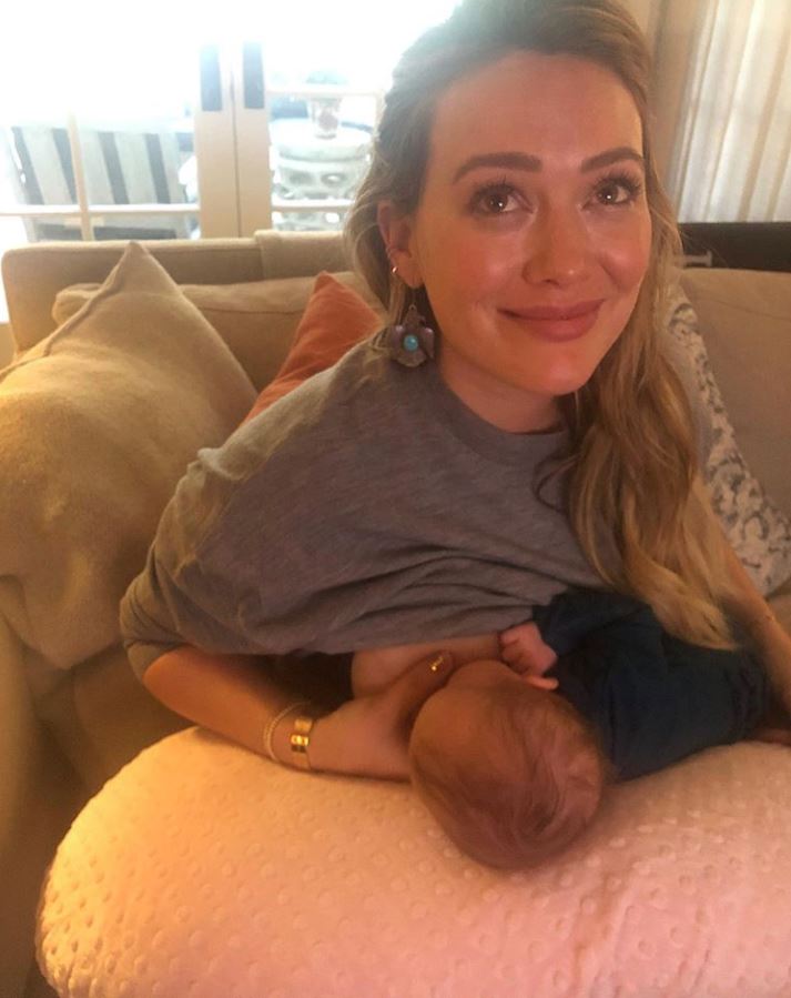 Hilary amamantando a su hija