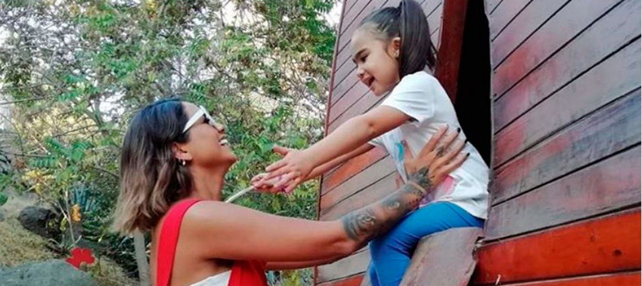 ¡Igualitas! Camila Recabarren y su hija Isabella se lucen con el mismo look