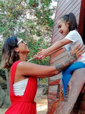 ¡Igualitas! Camila Recabarren y su hija Isabella se lucen con el mismo look