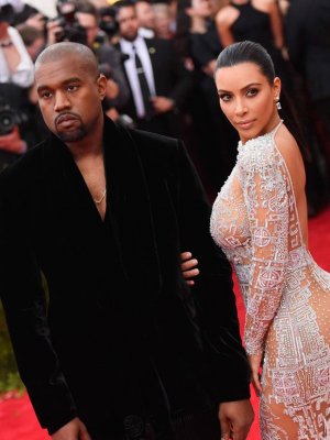 Kim Kardashian y Kanye West se convierten en padres por cuarta vez