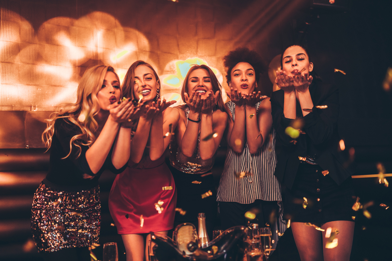 Amigas en un bar