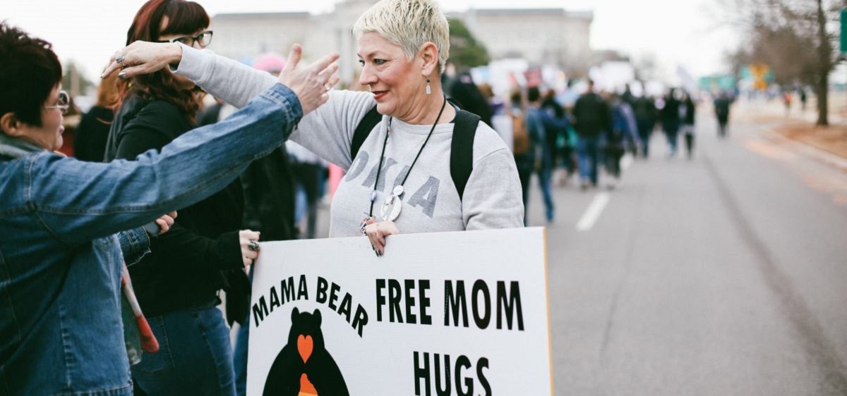Mamá da abrazos gratis a jóvenes LGBTQ rechazados por sus padres