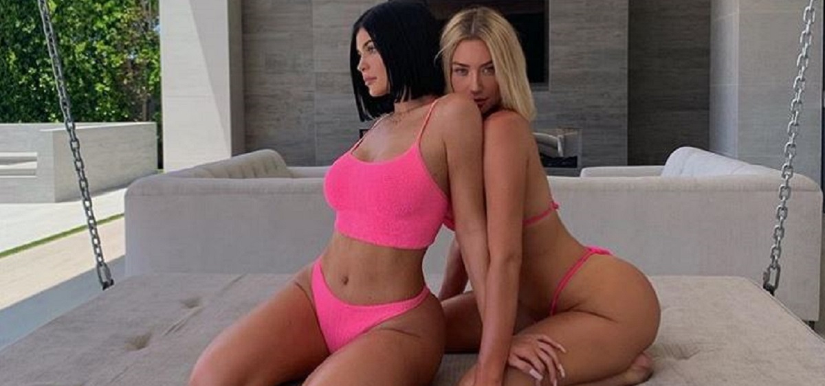 Kylie Jenner celebró amistad con modelo con apasionado beso