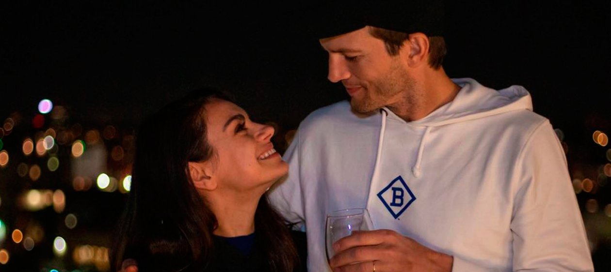 Ashton Kutcher y Mila Kunis sorprenden cantando en español