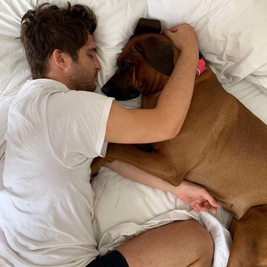 Diego y Naomi abrazados en la cama