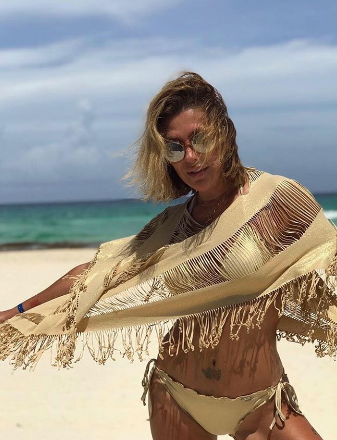 Carolina Arregui en las playas de Cancún