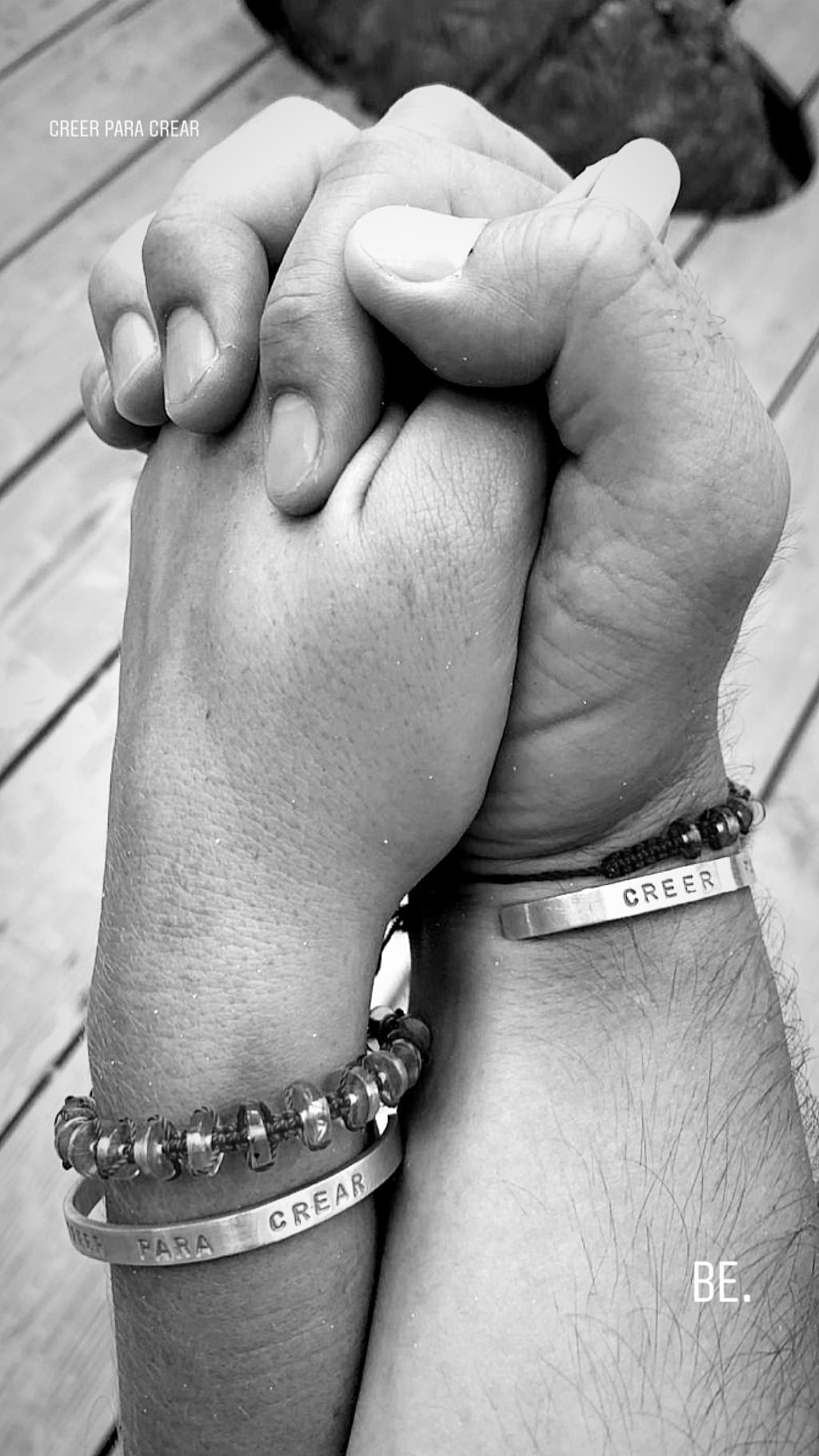 manos enrtrelazadas con bracalete