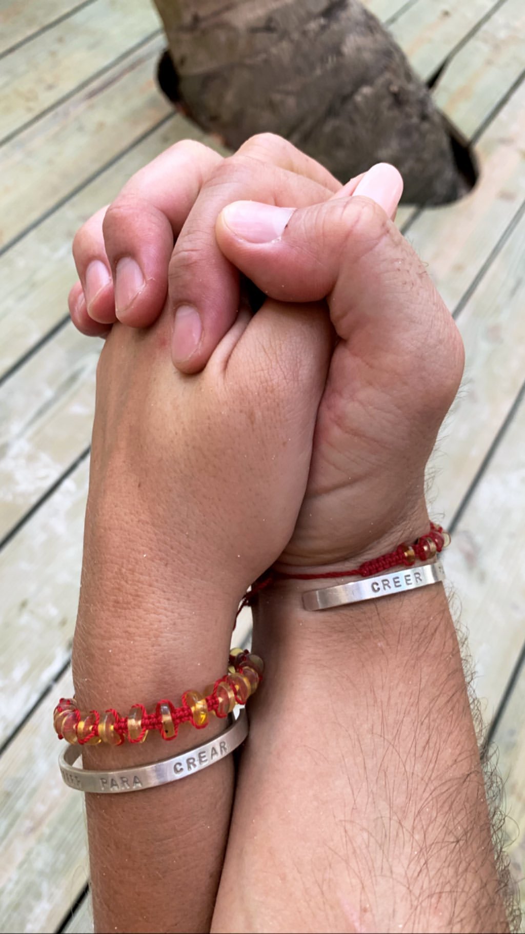 manos enrtrelazadas con bracalete