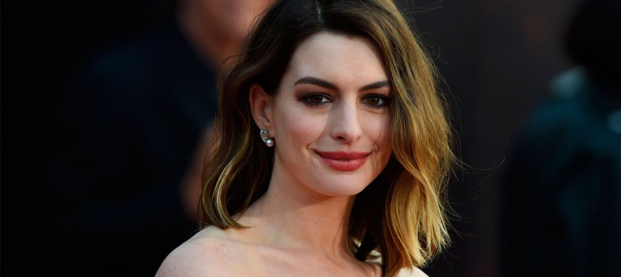 Anne Hathaway lució un tierno detalle en su vestido de embarazada