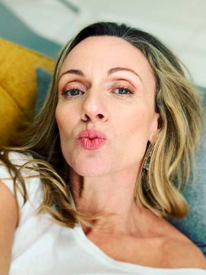 Katyna Huberman replicó antigua foto con Leo Caprile y 'Charola' Pizarro