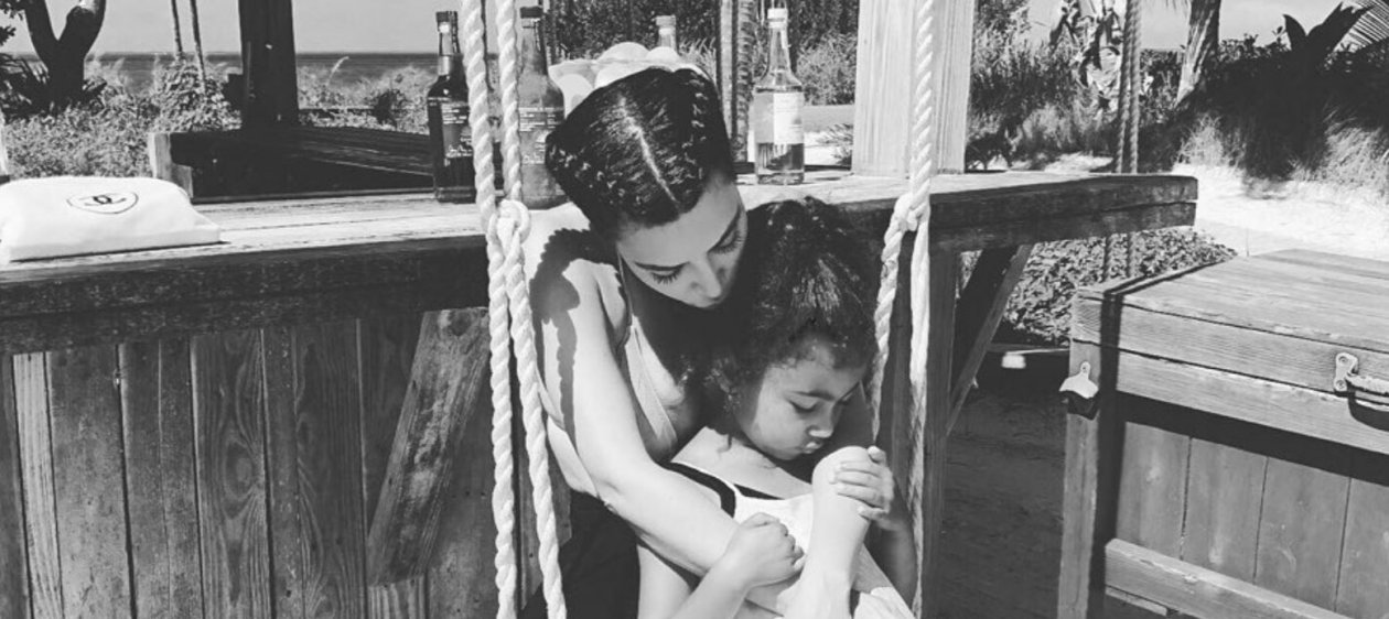 Kim Kardashian recibe críticas por los aros de su hija de 6 años