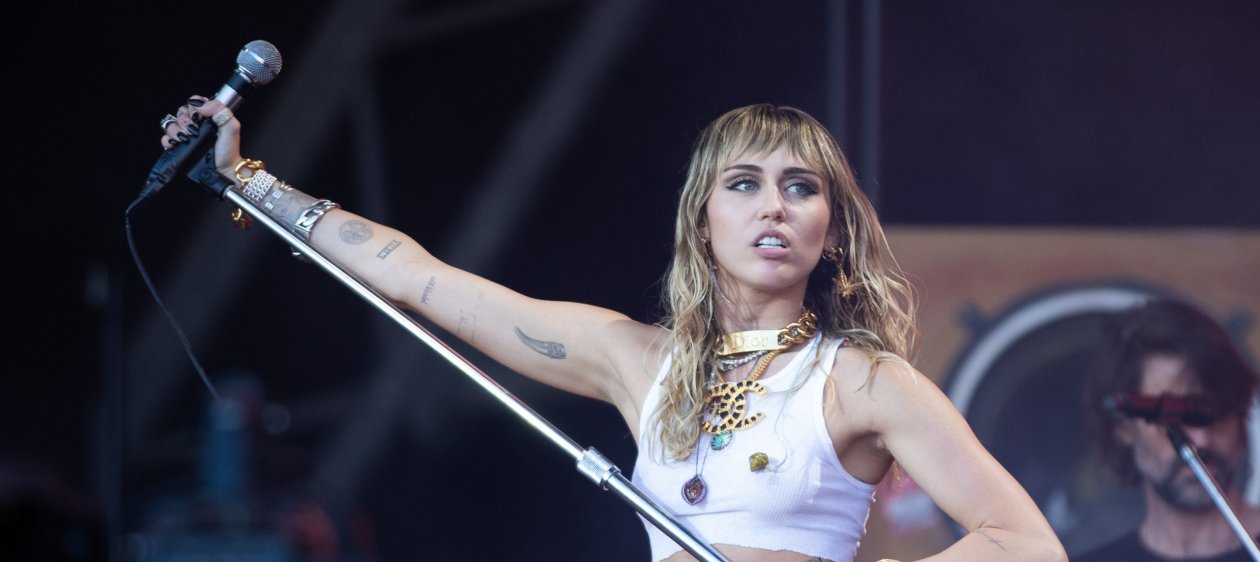 Miley Cyrus defendió su derecho a salir con quien quiera