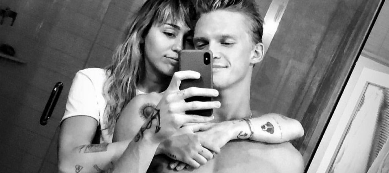 Miley Cyrus y Cody Simpson comparten video desde la cama y usan filtro del Joker