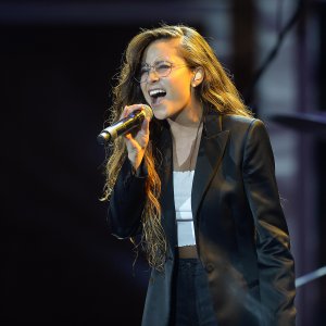 Cami Gallardo se subió a cantar junto a vecinos en manifestación de Plaza Ñuñoa
Cami Gallardo se subió a cantar junto a vecinos en manifestación de Plaza Ñuñoa