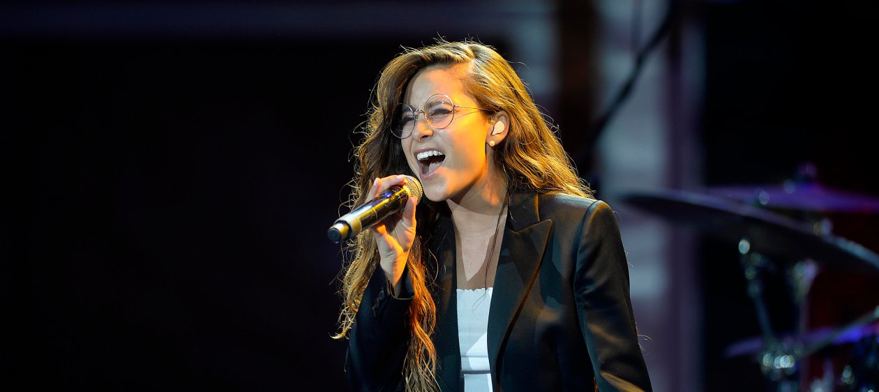 Cami Gallardo se subió a cantar junto a vecinos en manifestación de Plaza Ñuñoa