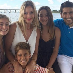 Rafael Araneda y Marcela Vacarezza celebraron el egreso de cuarto medio de su hija mayor
Rafael Araneda y Marcela Vacarezza celebraron el egreso de cuarto medio de su hija mayor