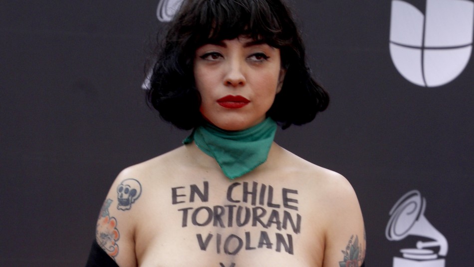 Mujer imita topless de Mon Laferte en los Latin Grammy y se hace viral