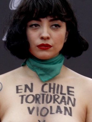 Mujer imita topless de Mon Laferte en los Latin Grammy y se hace viral