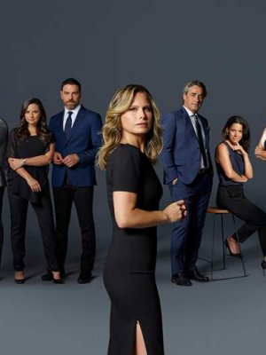 Periodista de Meganoticias debuta como modelo