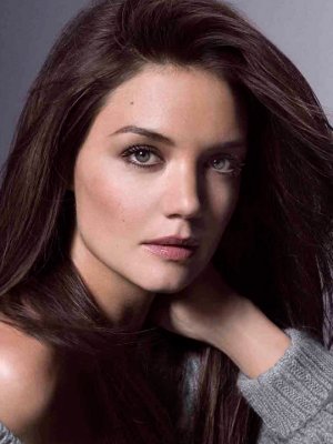 Katie Holmes mostró orgullosa las estrías de su vientre