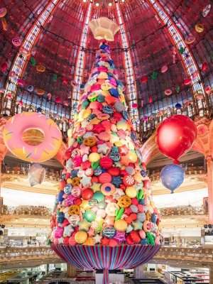 París estrenó un árbol de navidad mágico