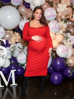 Ashley Graham sorprende entrenando con 8 meses de embarazo